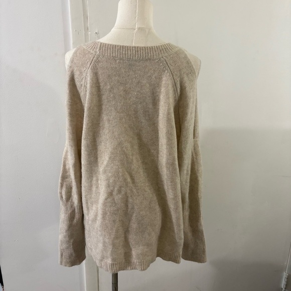 Saks Fifth Avenue 100% Cashmere Sweater Cold Shoulder Cream Beige Pullover Sz L - Picture 3 of 13